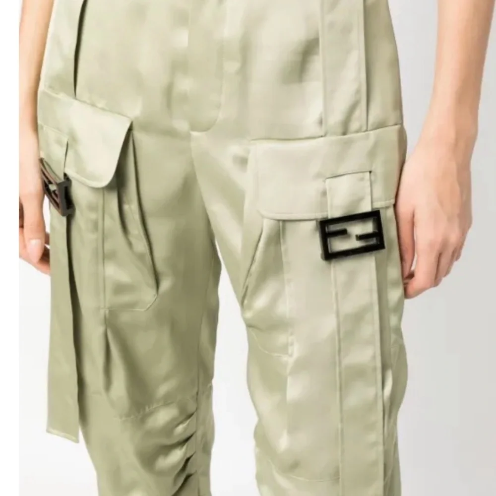 FENDI
satin-finish cargo trousers SZ 40 - Picture 5 of 9